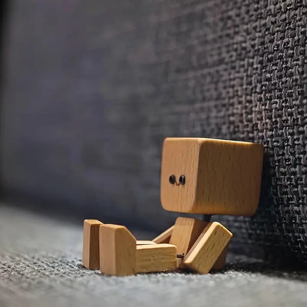 HappyTimber – Schaukelfigur aus Holz mit 12 magnetischen Emotionen