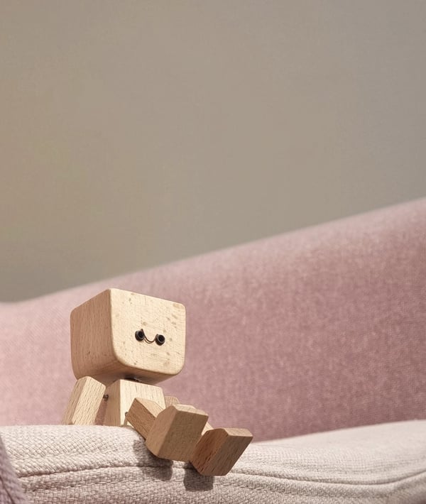 HappyTimber – Schaukelfigur aus Holz mit 12 magnetischen Emotionen